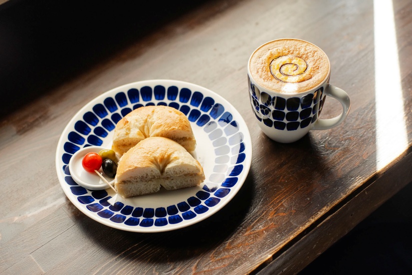 やわらかい自家製ベーグルにくるみとクリームチーズのディップを挟んだベーグルサンド500円、オレンジショコラカフェ ラテ600円