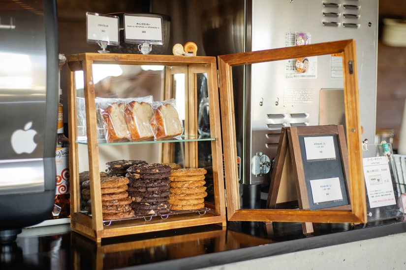 チャンククッキー各300円など、焼き菓子とコーヒーはテイクアウトもOK