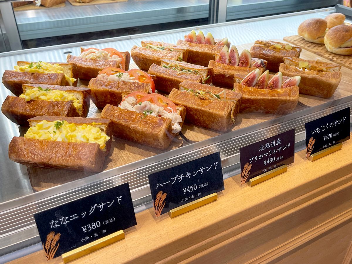 （左から）「ななエッグサンド」380円、「ハーブチキンサンド」450円、「北海道産ブリのマリネサンド」480円、「いちじくのサンド」470円、「3種のナッツとかぼちゃのクリームチーズサンド」400円