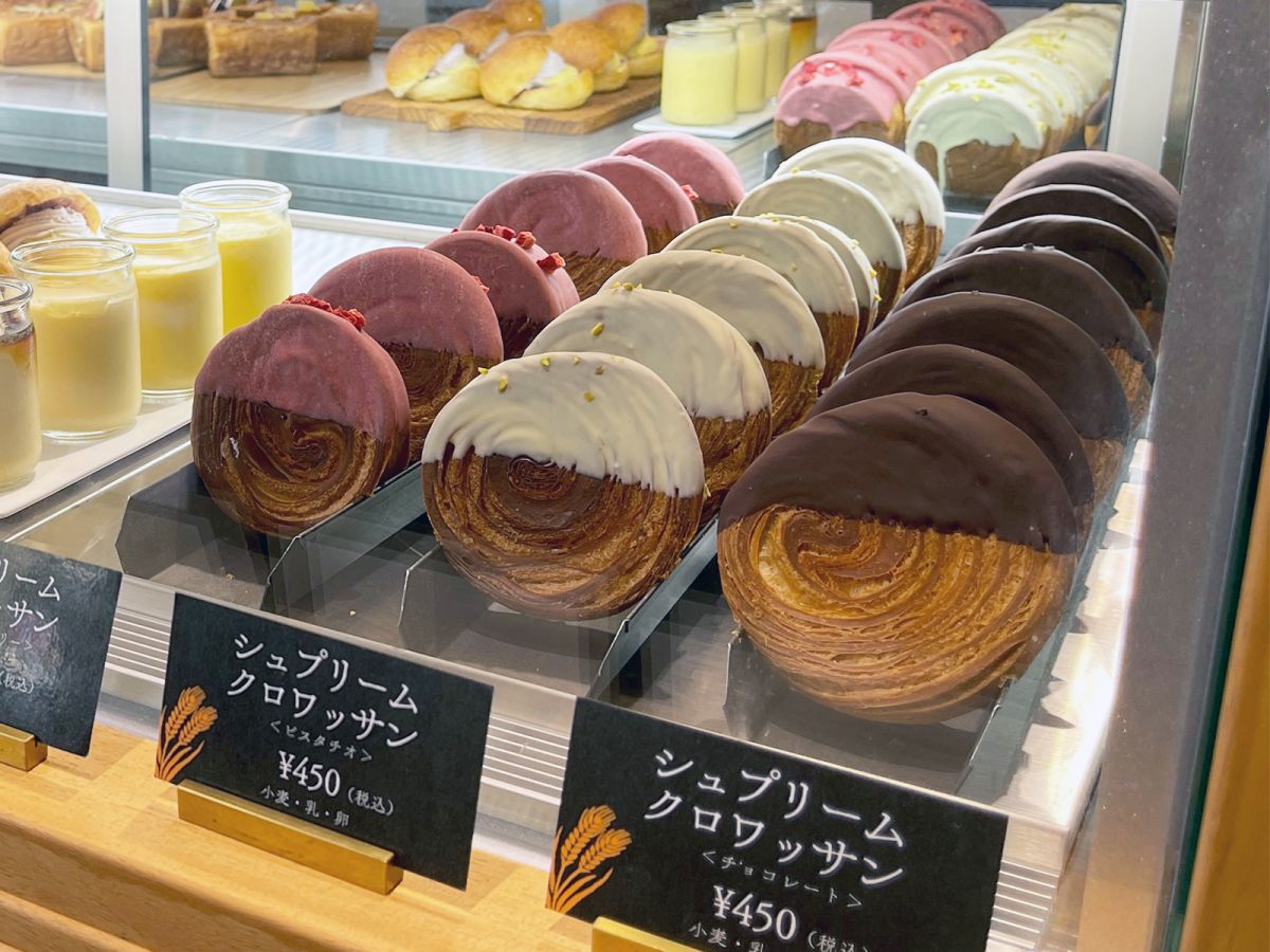 （左から）「シュプリームクロワッサン（ストロベリー）」「シュプリームクロワッサン（ピスタチオ）」「シュプリームクロワッサン（チョコレート）」各450円