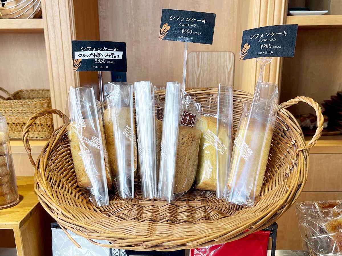 （左から）「シフォンケーキ（ハスカップ紅茶としみチョコ）」330円、「シフォンケーキ（コーヒー）」300円、「シフォンケーキ（プレーン）」280円