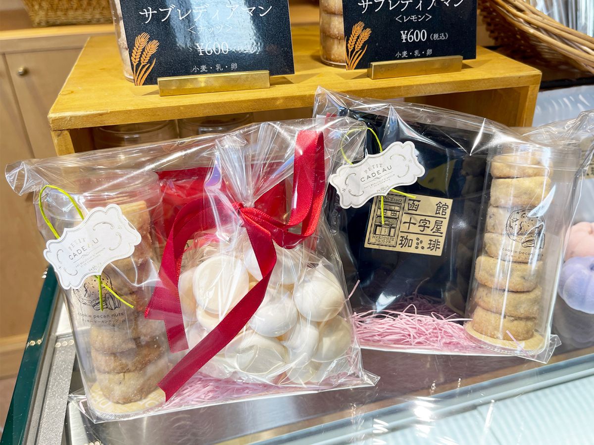 （左から）「焼き菓子とコーヒーのセット」「珈琲3種とクッキーのセット」980円〜