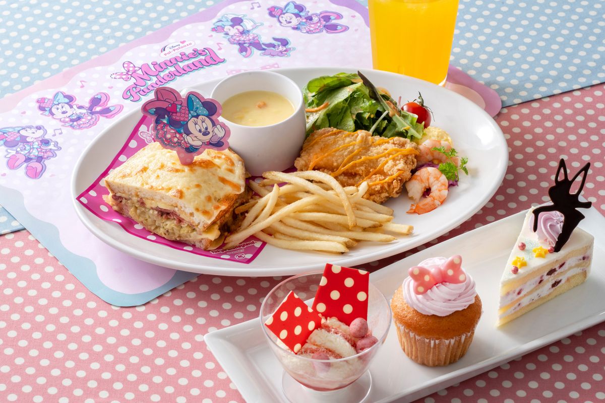 （奥）ミニーのキュートクラシックセット 1980円、 （手前）スウィーツセット 1580円 （手前中央）ストロベリーマフィン 単品 550円