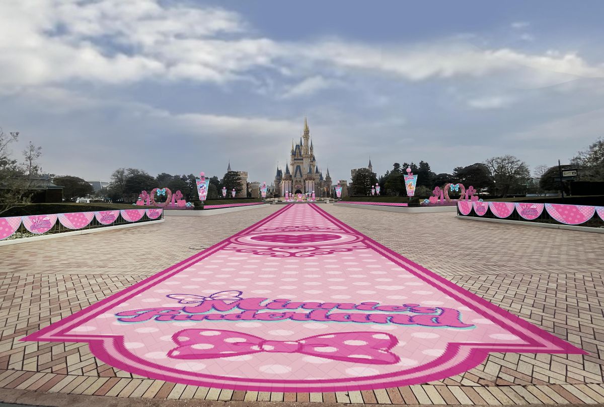 プラザに敷かれた カーペット調のデコレーション