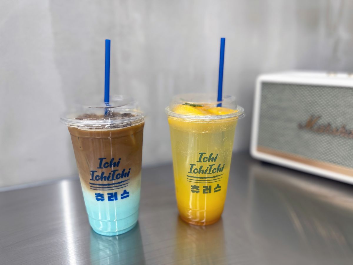 （左から）「ブルーラテ」680円、「マンゴーオレンジエード」760円
