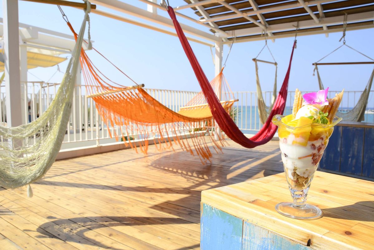 ハンモックに揺られながら、南国ムード溢れるスイーツが味わえます