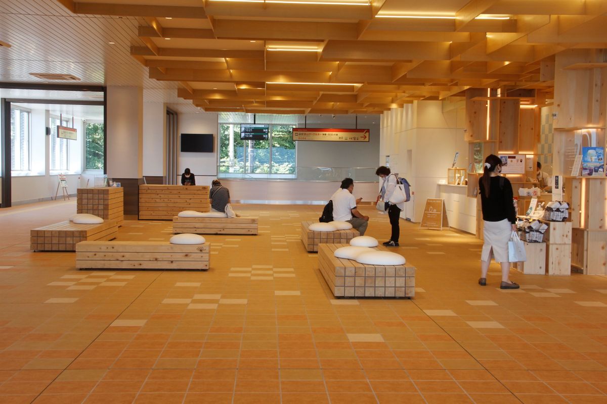 雲形のベンチには無垢の木材が使われている