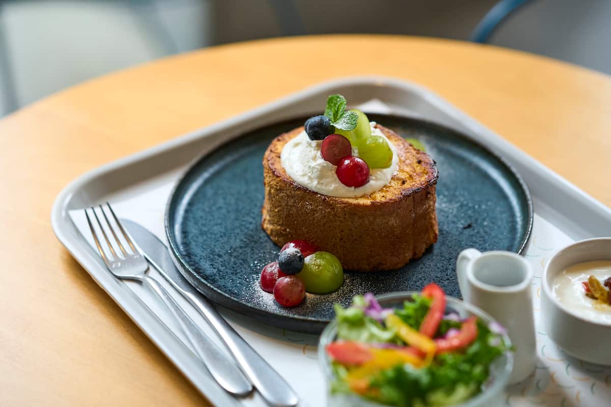 「シーズナルフルーツのフレンチトースト」1500円(サラダ+ヨーグルト+ドリンクバー付き)※朝食メニュー