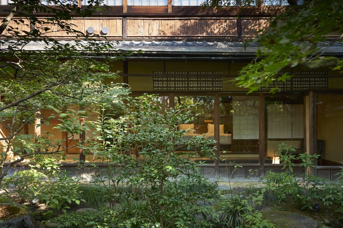 庭園を臨む客室