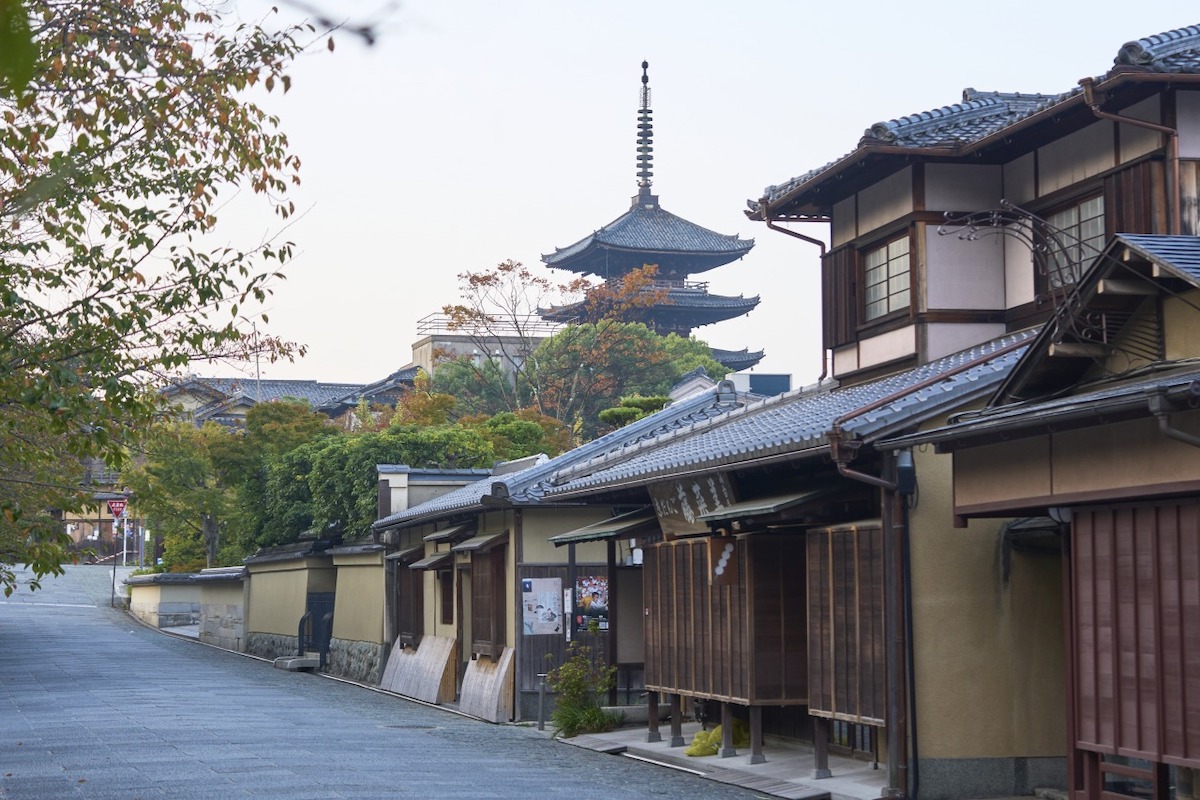 朝の京都の街並み