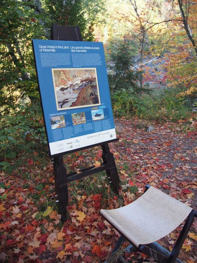 チペワの滝が描かれた、グループオブセブンの作品を説明する看板