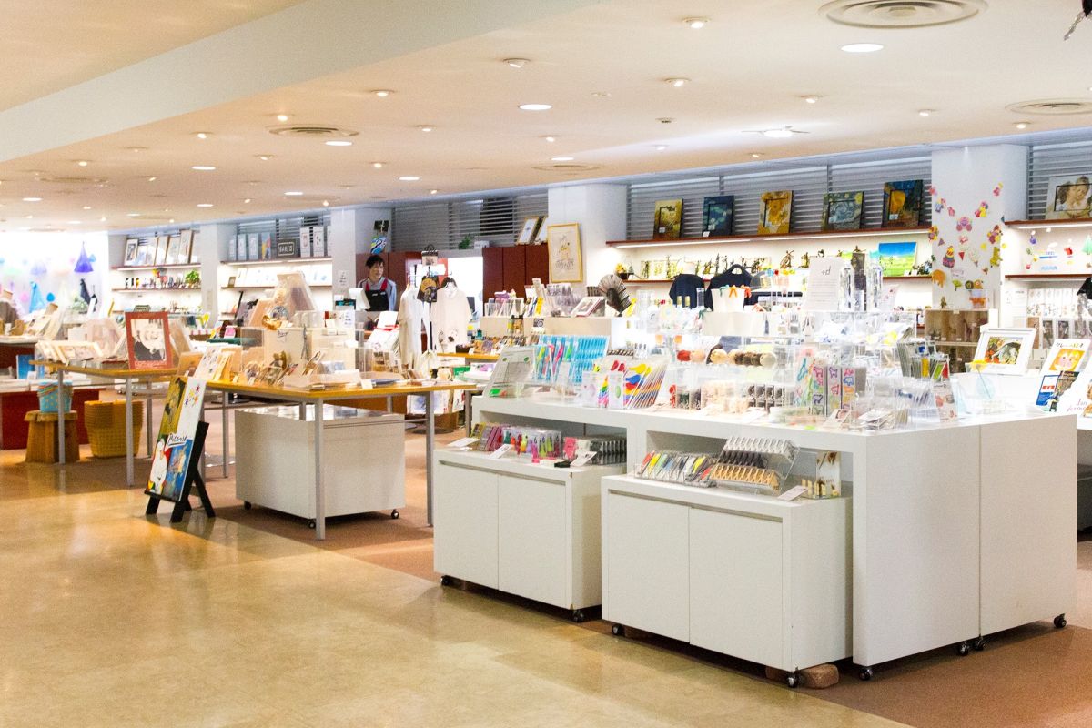 美術館ならではのセンスあふれるグッズがずらり