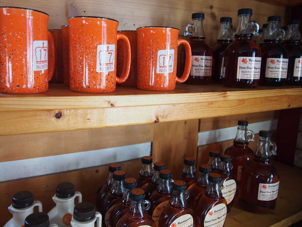 トランスカナダハイウェイの「17」をあしらったマグカップなど、おみやげ探しも楽しい