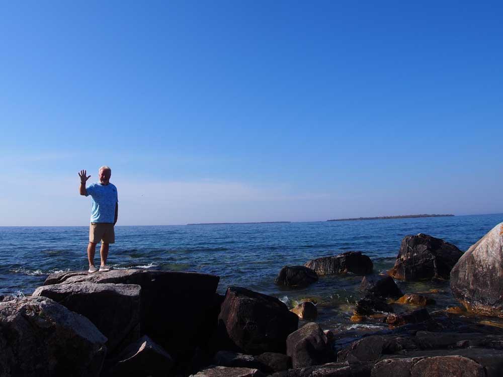 キャサリンコーブ Katherine Cove。岩場には地層の縞模様が見える岩もみられる。地元の人もお気にいりの場所だとか