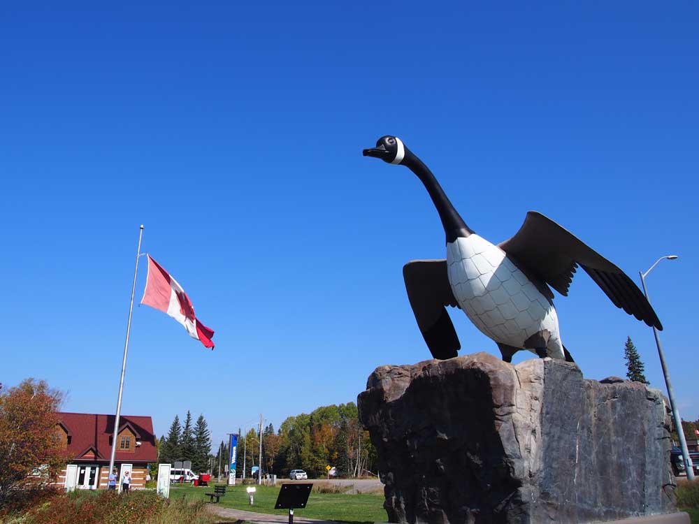 ワワグースの像。トランスカナダハイウェイとハイウェイ101号線の交差点近くにある