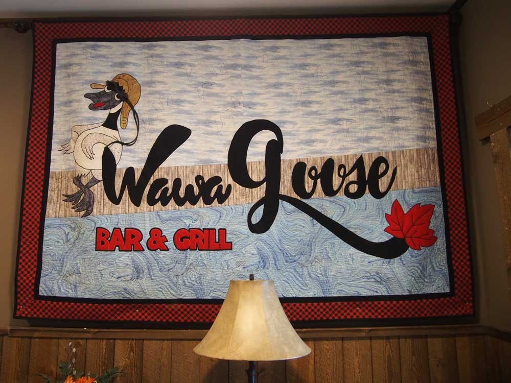 ポップな店のロゴが入口でお出迎え