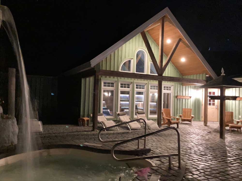 滝のように水が注ぎこむ水風呂＋外気浴でととのいましょう