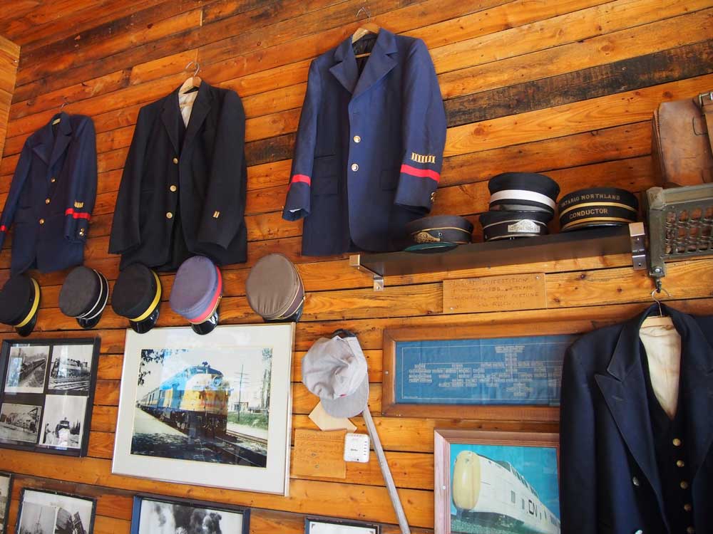 ヘリテージビレッジの建物内には、かつて走っていた鉄道の写真や当時の駅員制服なども展示