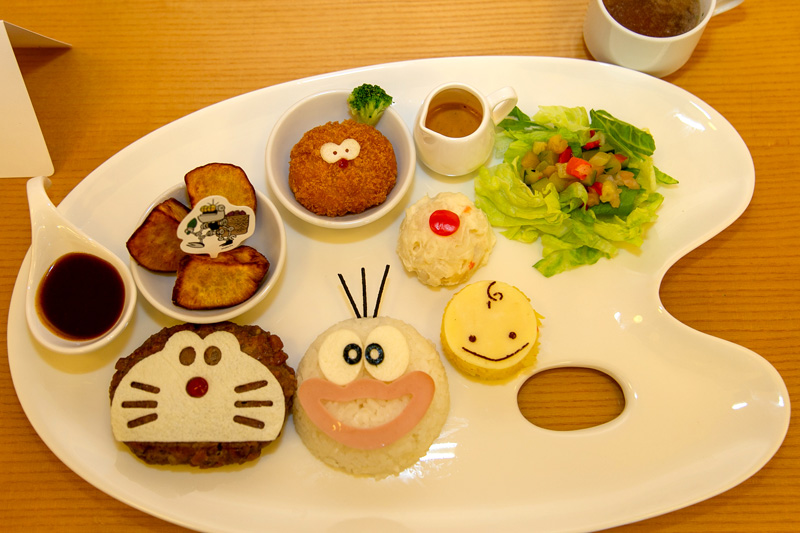 「Fキャラクターズプレート」2,200円。ドラえもんやコロ助など、Fキャラたちが大集合！
