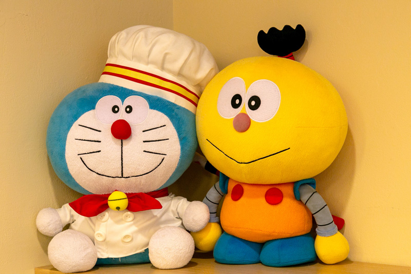 カフェのすみっこにはコックの格好をしたドラえもんのぬいぐるみも。