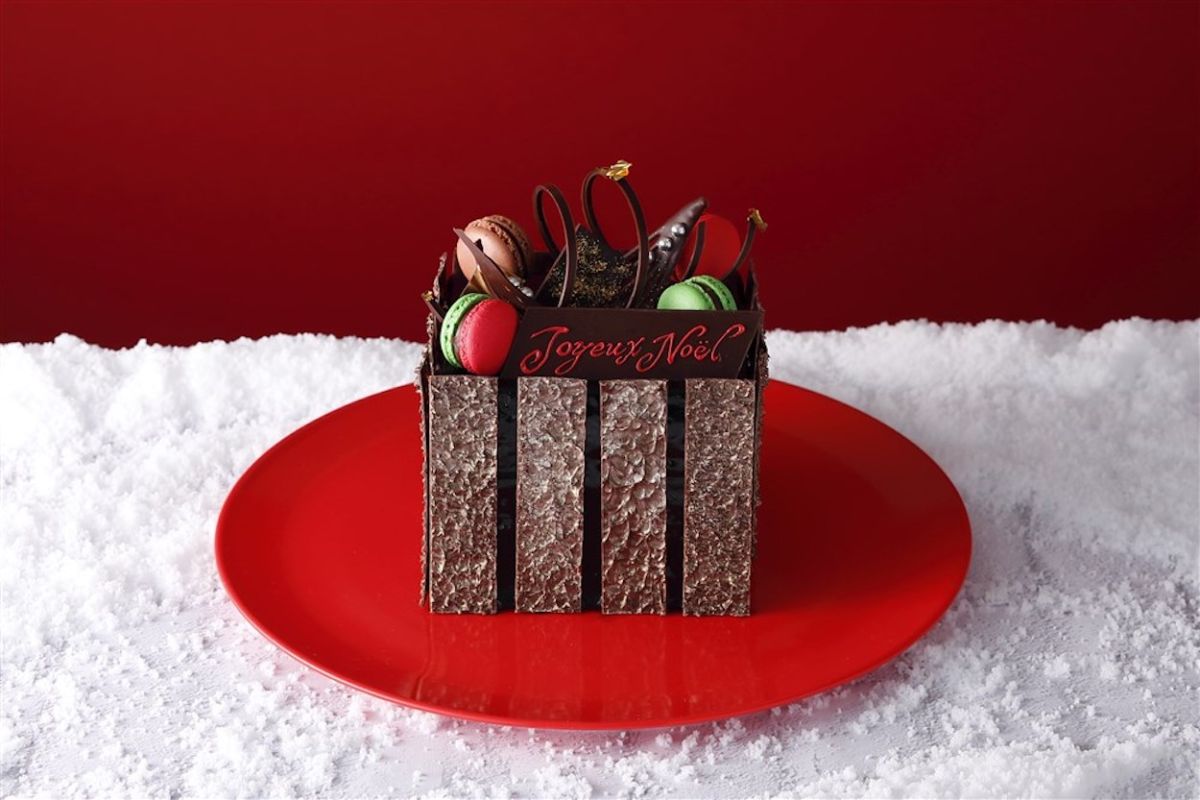 「スーパーオペラレジェール」縦18cm×横18cm×高さ7.5cm（6～8名さま用）34560円、縦12cm×横12cm×高さ7.5cm（2～4名さま用）21600円
