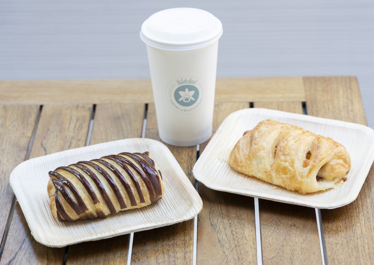 左から：ベローナチョコレート・クロワッサン $6、ハム＆チーズ・クロワッサン $8　