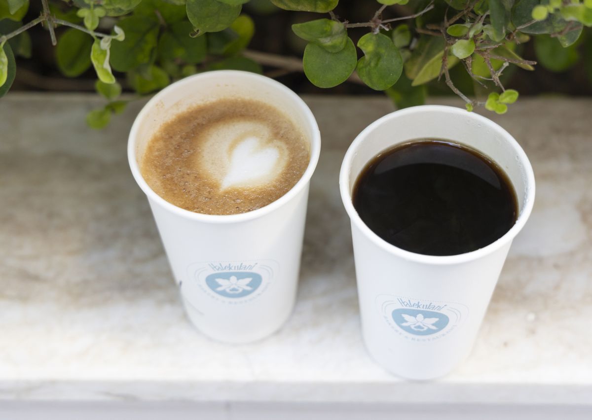 左から：ラテ $6.50、ドリップコーヒー $4.50