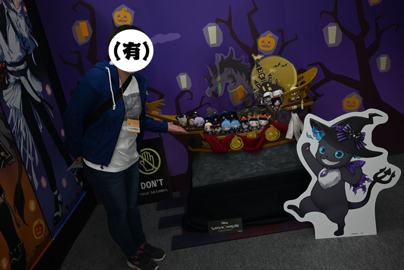 『ツイステッドワンダーランド』のハロウィン仕様ぬい展示。