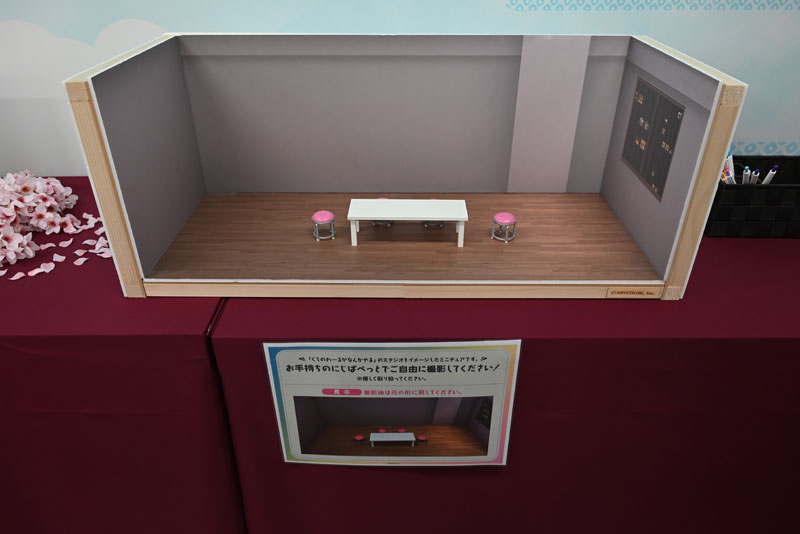 にじさんじ「くろのわーるがなんかやる」仕様のぬい撮影スペース。