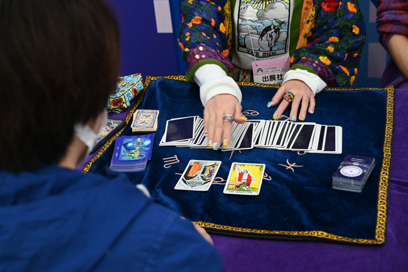 占い師の方が本格的な占いをしてくれるブースも！