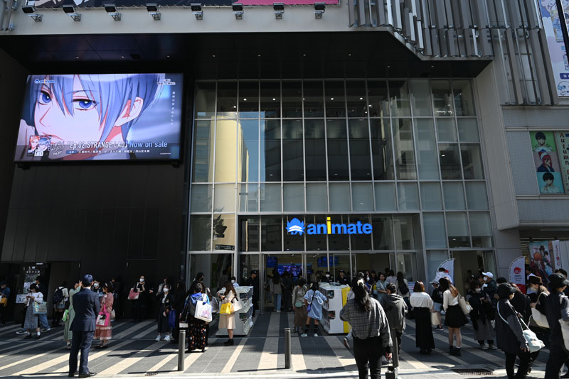 アニメイト本店、入り口前。