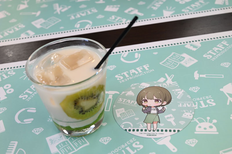 『アイドルマスター シャイニーカラーズ』とコラボ中のアニメイトカフェ。推しの七草にちかのコースターを1発引きし、大歓喜。