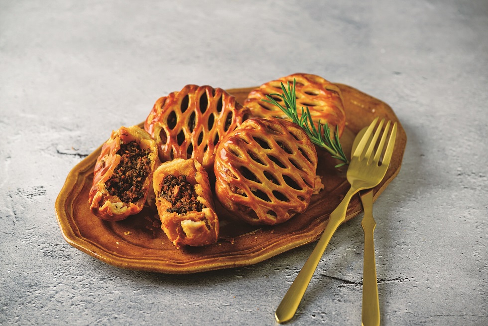 <THE ROAST BEEF>濃厚ミートパイ黒トリュフ　1個100ｇ　916円　※各日限定400個 