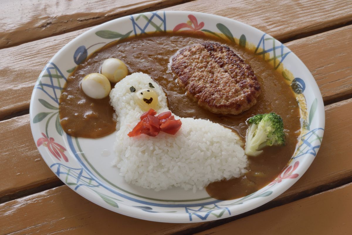 耳はうずらの卵、鼻はらっきょうでできている「アルパカレー」(880円)