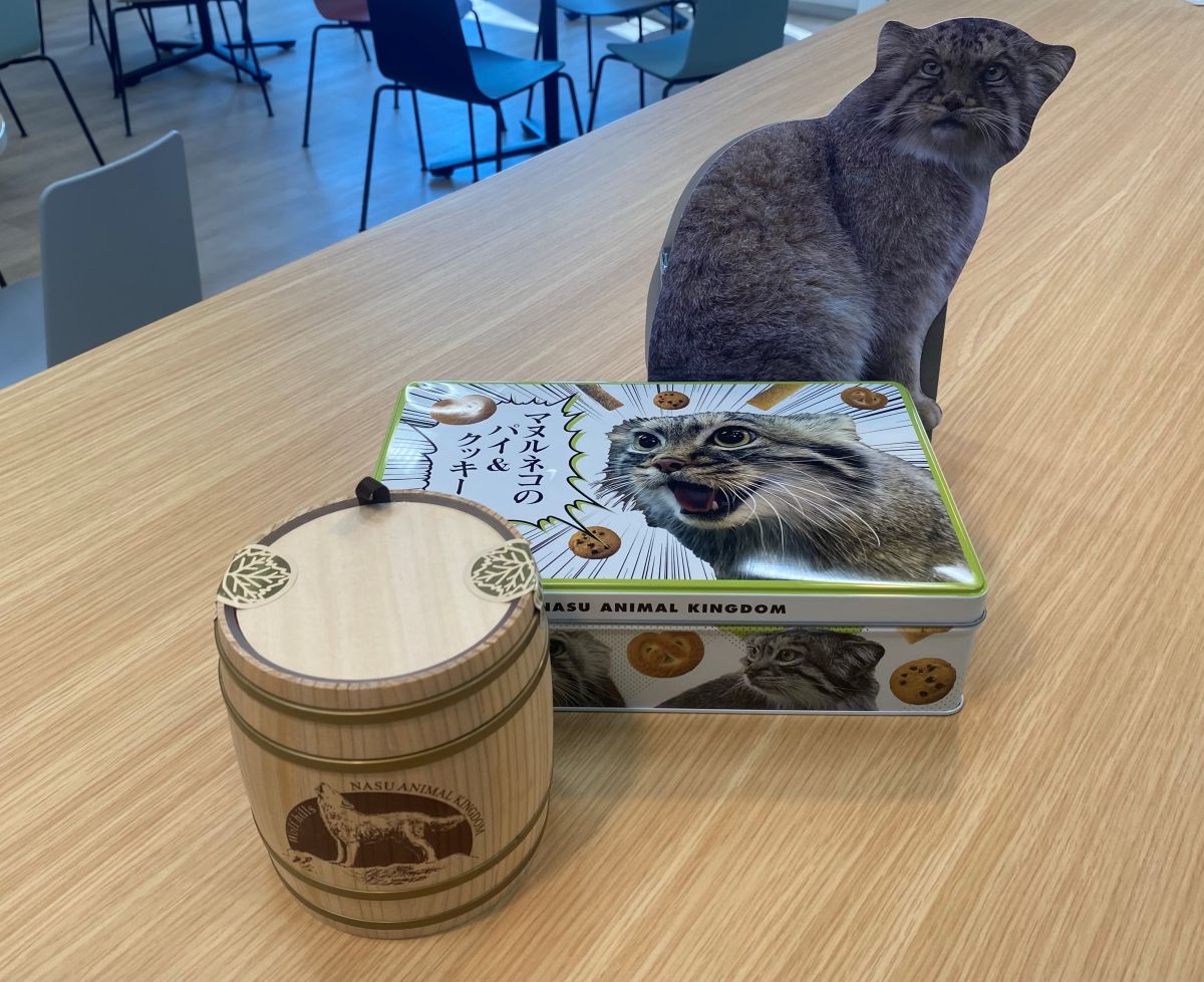 手前から「樽入りチョコインクッキーホッキョクオオカミ」、「マヌルネコのパイ&クッキー」、「マヌルネコ型クリームロール」