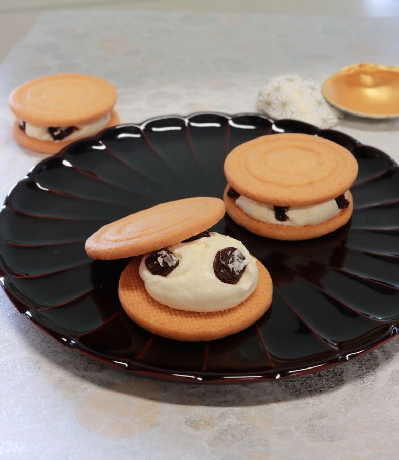 ラム酒漬けのレーズン入りバタークリームをサンドした「京さんど」ラムレーズン／©︎洋菓子ぎをんさかい