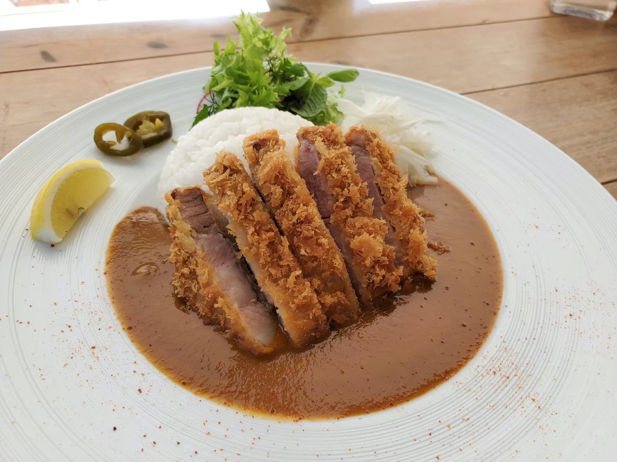 神戸ポークカツ添えフレンチカレー／©︎SOLA CAFE