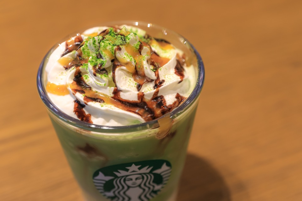【スタバ新作・実食レポート】大阪府・限定フラペチーノ「大阪 25th めっちゃよくばり クリーミー 抹茶 フラペチーノ®」が11月15日（水）から販売！府内144店舗限定の贅沢な抹茶味をお楽しみに♪