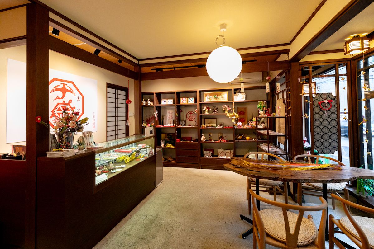 水引細工がたくさんの店内