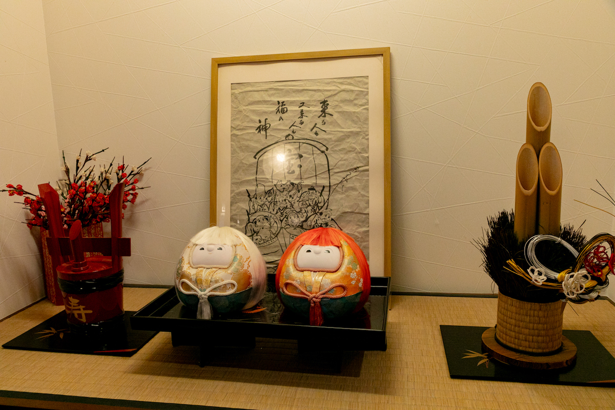 店内の装飾としてかわいい伝統工芸品も