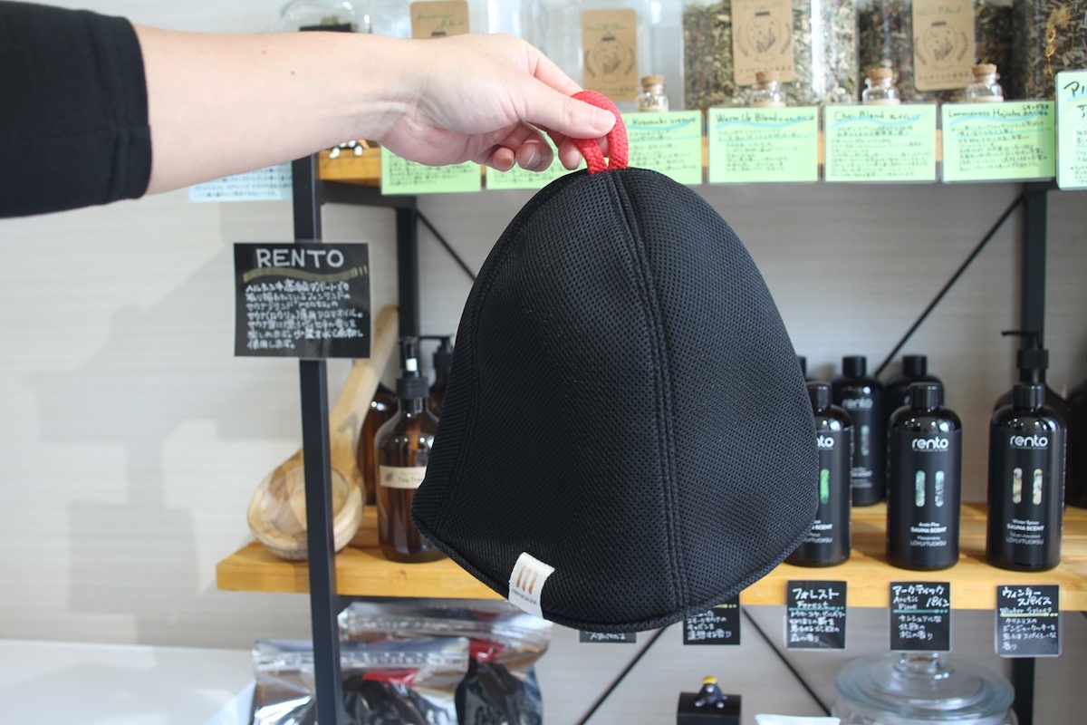 熱から頭を守るサウナハットも無料でレンタルできる