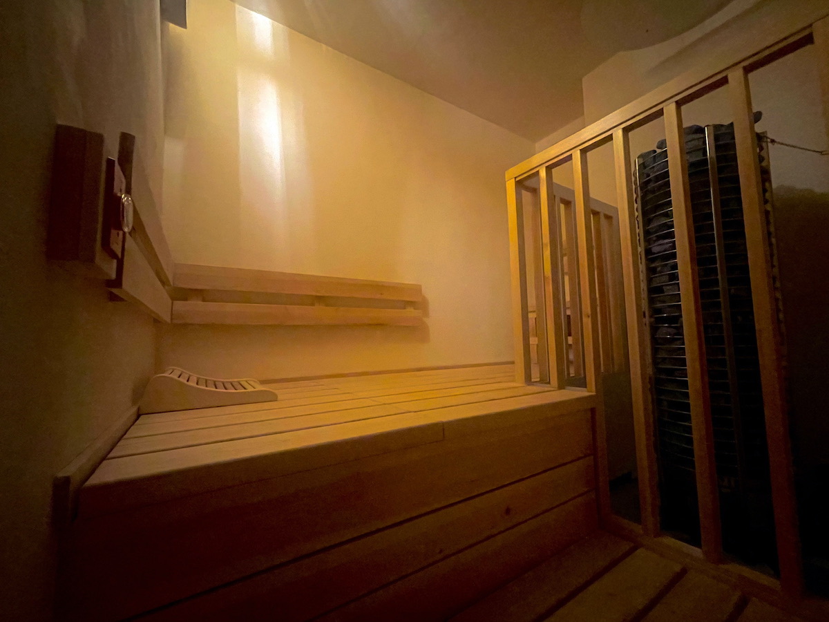寝転べるくらいの広さがあるサウナルーム。右側に足を伸ばせるスペースも／&copy;︎minimalSAUNA