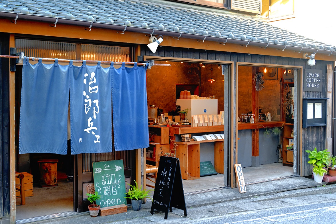 青いのれんは、元は煎餅店だった建物の名残なのだとか