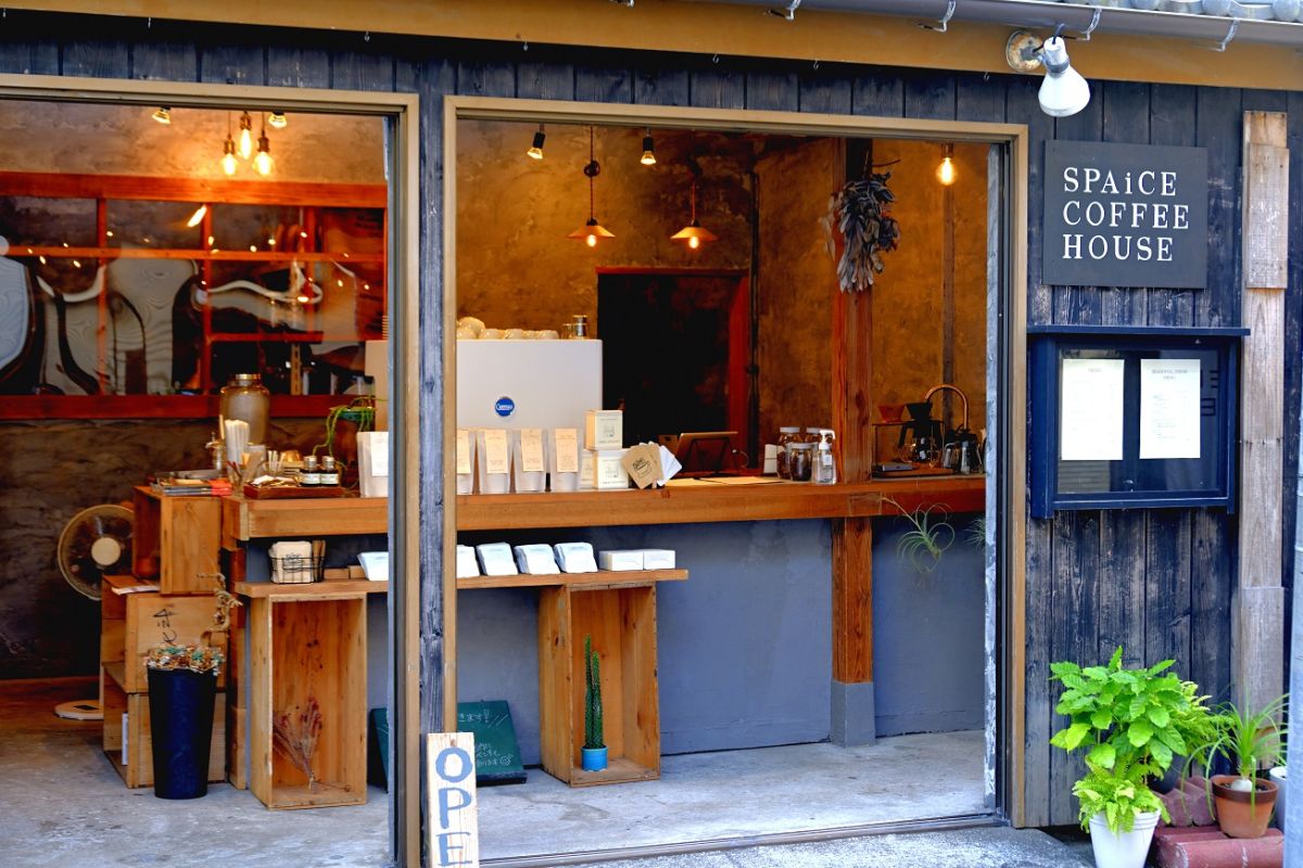 コーヒー片手に思わず写真を撮りたくなる、お洒落な店構え