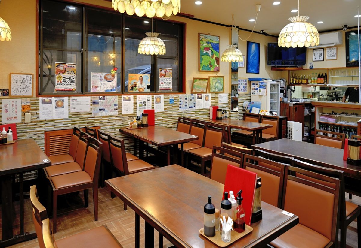テーブル席が多く、家族連れも訪れやすい