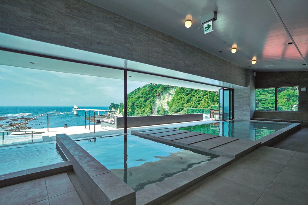 内風呂と温泉プールには、美肌効果があるという「濃溝温泉 千寿の湯」が注がれている