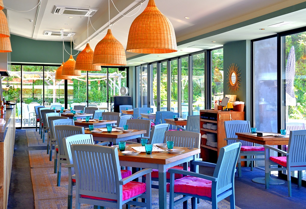 地中海リゾートのような、広々とした店内