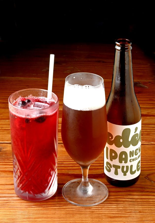 （右から）「エデン ニューイングランドIPA」1200円、「クランベリー ジュース」700円