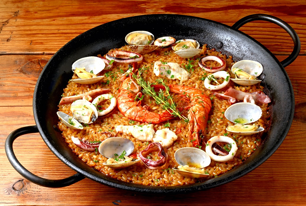 「パエーリャ・デルマーレ（シーフード）」4800円（2人前）