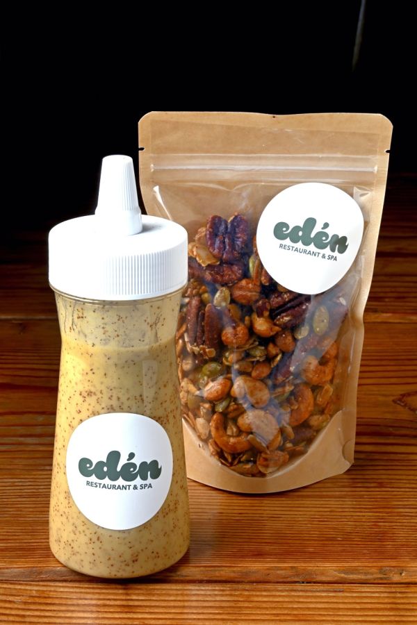 右から「自家製グラノーラ」900円、「edèn オリジナル シトラスドレッシング」800円